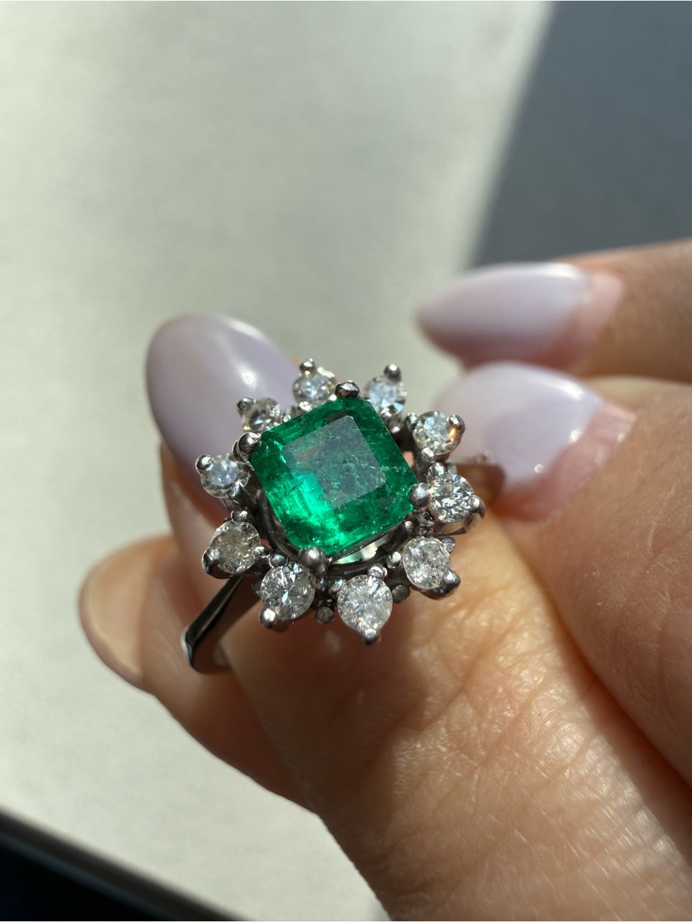 Natural Emerald and Diamond 18k White Gold Ring - size 7 - Picture 3 of 11